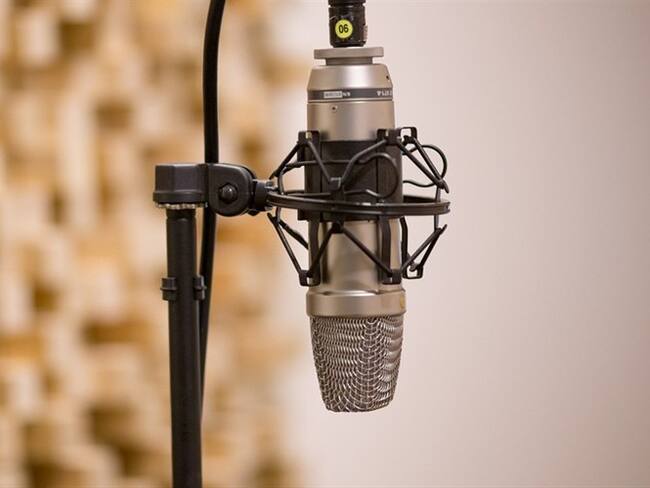 La frecuencia 98.3 MHz, que actualmente tiene un uso ilegal, está afectando las comunicaciones operacionales y pone en riesgo la seguridad aérea. Foto: Pixabay