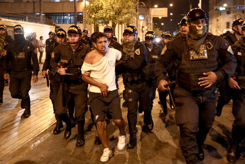 Detenido en medio de las marchas en Perú (Foto por Klebher Vasquez/Anadolu Agency via Getty Images)