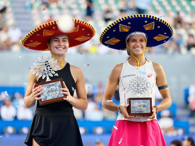 AME9689. GUADALAJARA (MÉXICO), 14/09/2025.- La tenista estadounidense Iva Jovic (i) posa junto a la Colombiana Emiliana Arango este domingo, al ganar la final del torneo Guadalajara Open WTA 500 en el Centro Panamericano de Tenis en Guadalajara (México). EFE/ Francisco Guasco