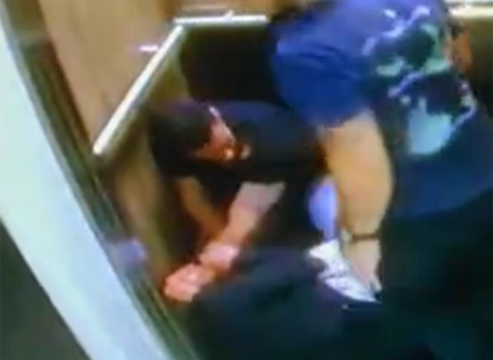 Juan Fernando Barona y Nicolás Vergara agredieron a Daniella Silveira. Foto: Video