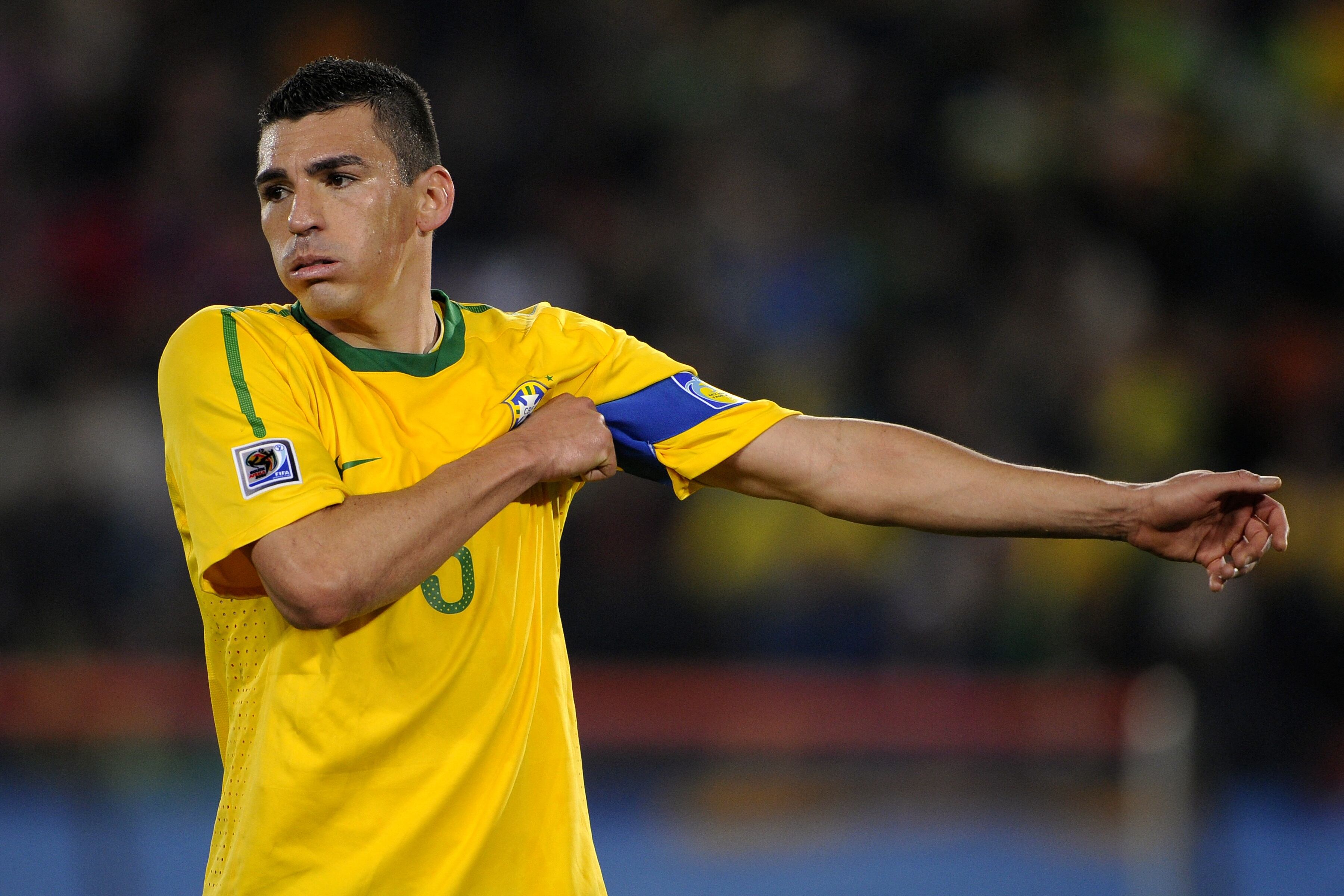 El defensor brasileño Lucio sufrió quemaduras en su cuerpo.Photo by Fabrice COFFRINI / AFP).