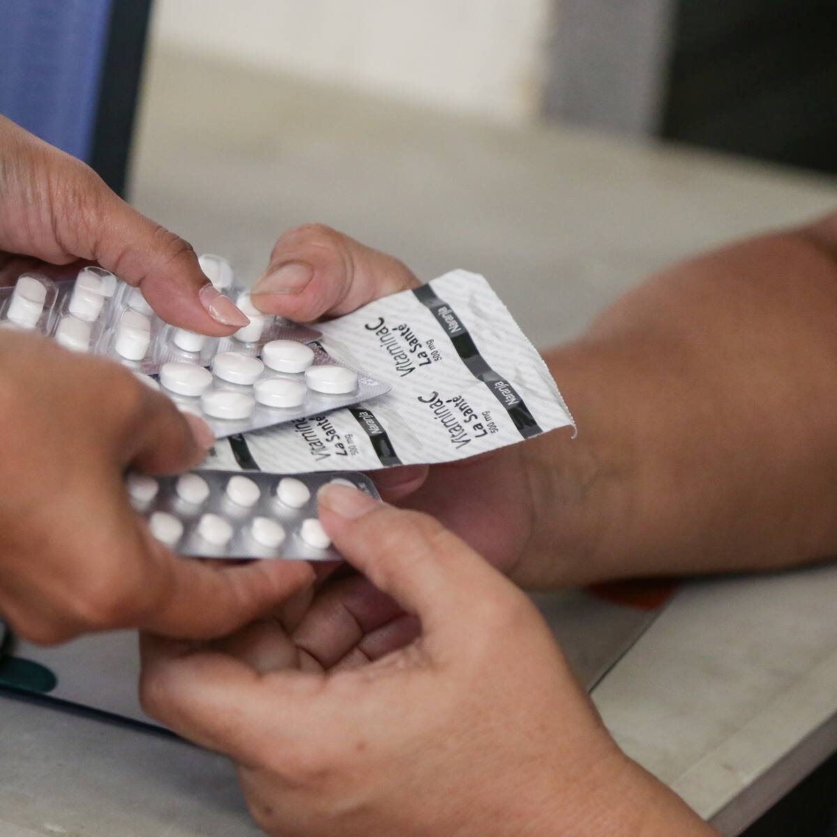 ¿Qué servicios para migrantes en Colombia cubre el sistema de salud? Claves del POS y el PBS