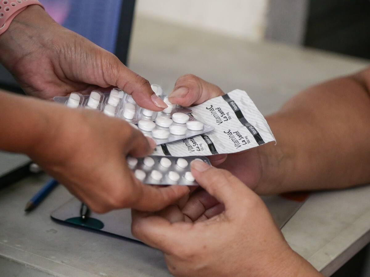 ¿Qué servicios para migrantes en Colombia cubre el sistema de salud? Claves del POS y el PBS