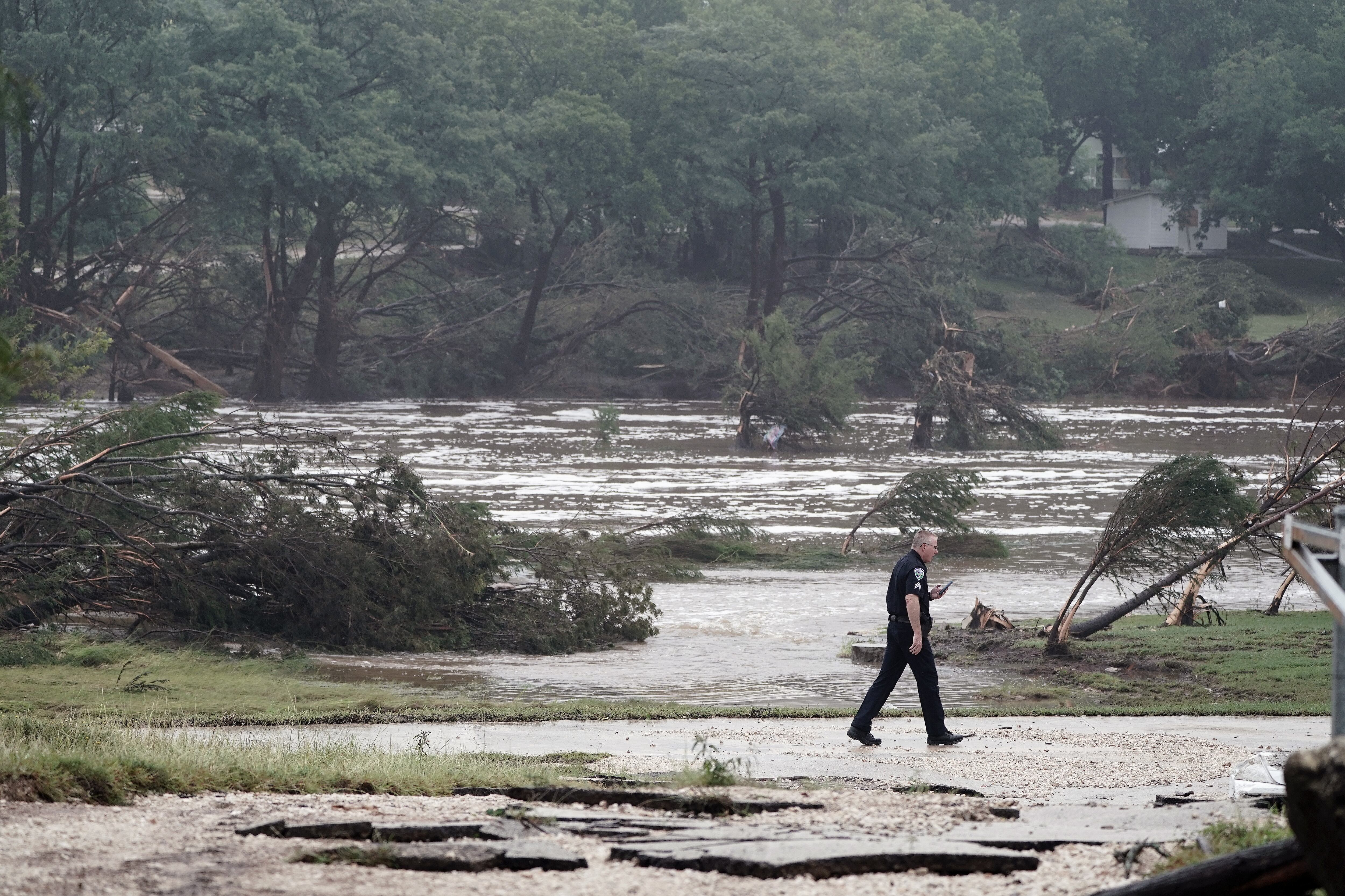 Equipos de búsqueda y rescate continúan trabajando en las inundaciones en Texas. FOTO: EFE/EPA/DUSTIN SAFRANEK