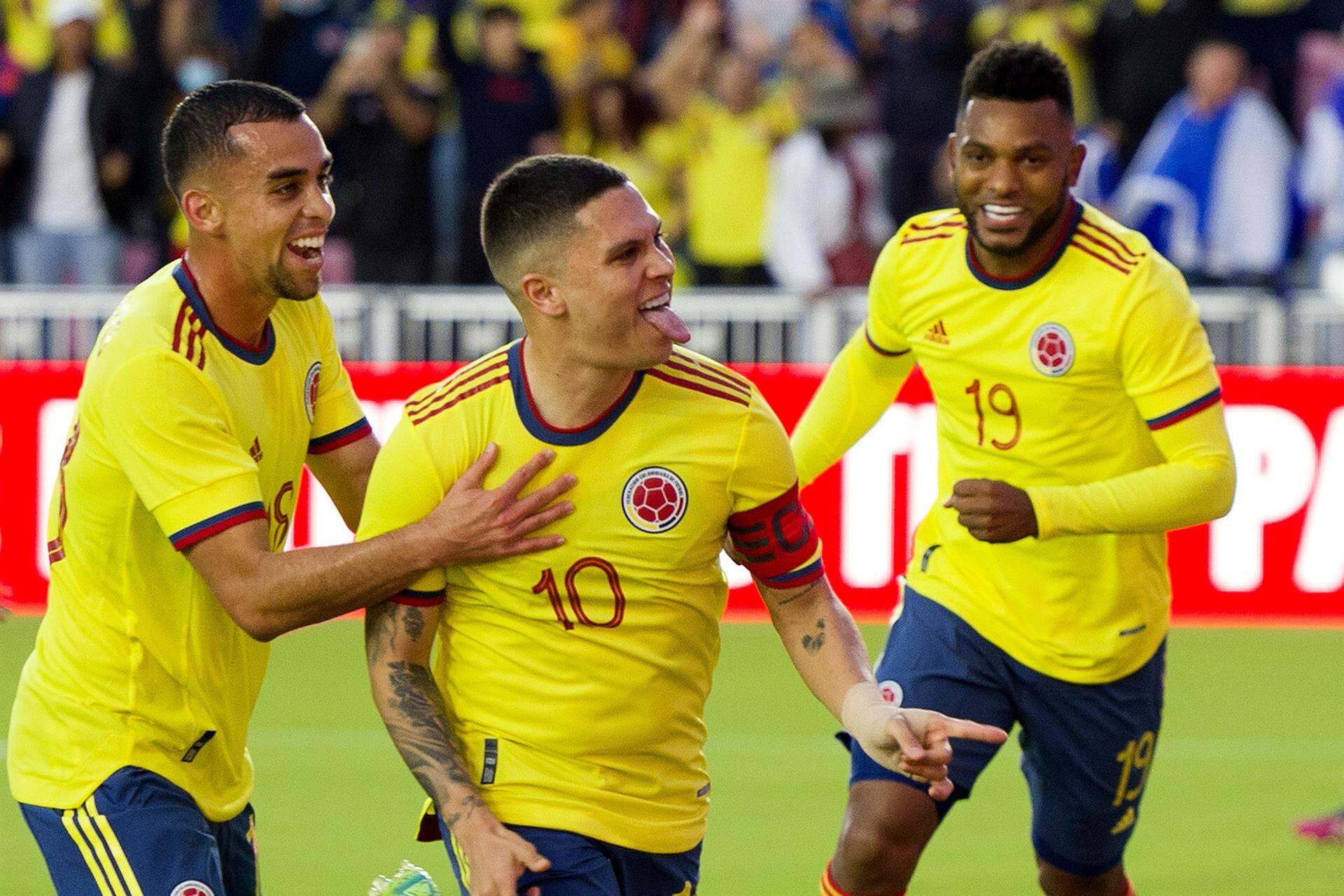 Juan Fernando Quintero, Daniel Giraldo y Miguel Ángel Borja celebrando un gol ante Honduras