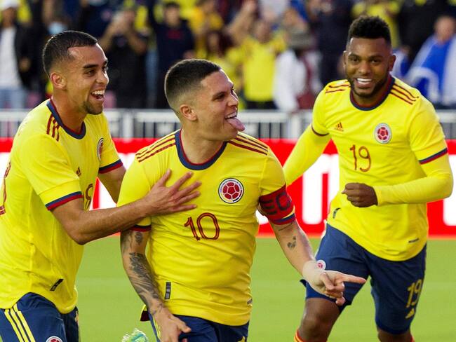 Juan Fernando Quintero, Daniel Giraldo y Miguel Ángel Borja celebrando un gol ante Honduras