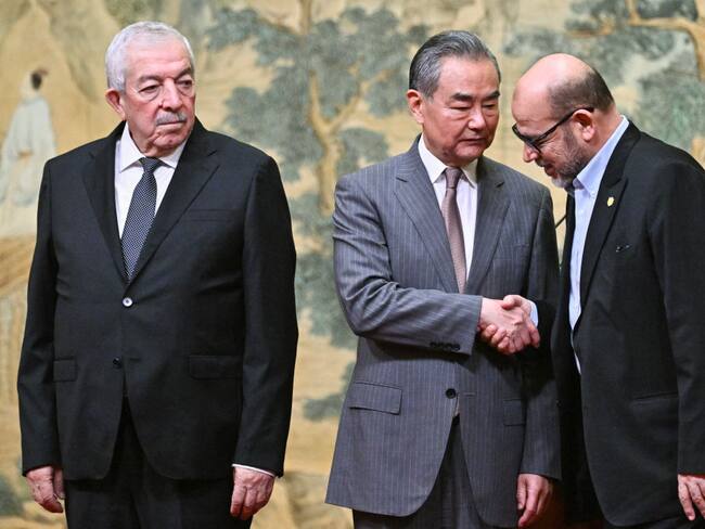 Mahmoud al-Aloul, Wang Yi y Mussa Abu Marzuk. I Foto: PEDRO PARDO/POOL/AFP via Getty Images)