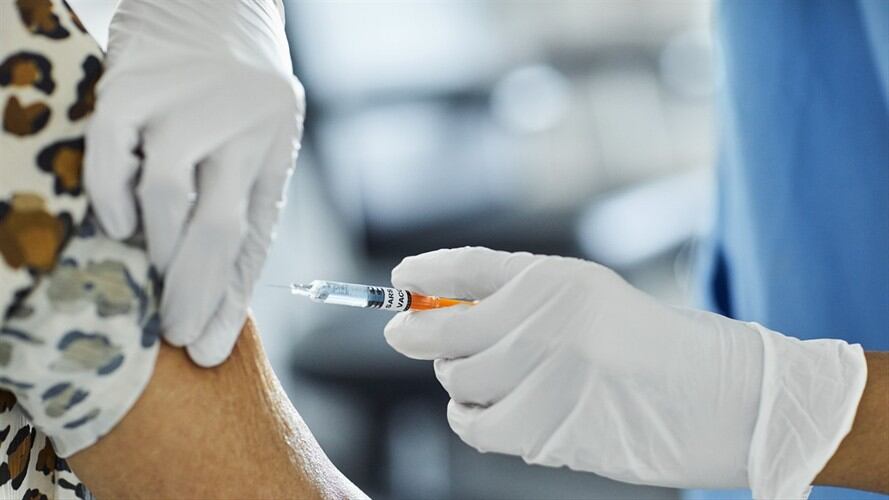 Sigue La W conoció una resolución del Minhacienda autorizando transferir un dinero a la Unidad Nacional de Gestión de Riesgo para el proceso de vacunación. . Foto: Getty Images