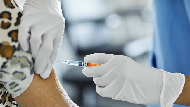 Sigue La W conoció una resolución del Minhacienda autorizando transferir un dinero a la Unidad Nacional de Gestión de Riesgo para el proceso de vacunación. . Foto: Getty Images