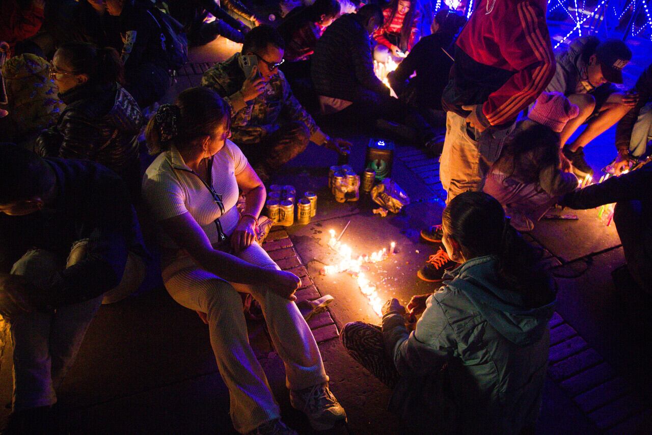 Bogotá. Diciembre 07 de 2024. Familias se reúnen en la Plaza de Bolívar para celebrar la tradición de la noche velitas. (Colprensa - Catalina Olaya)