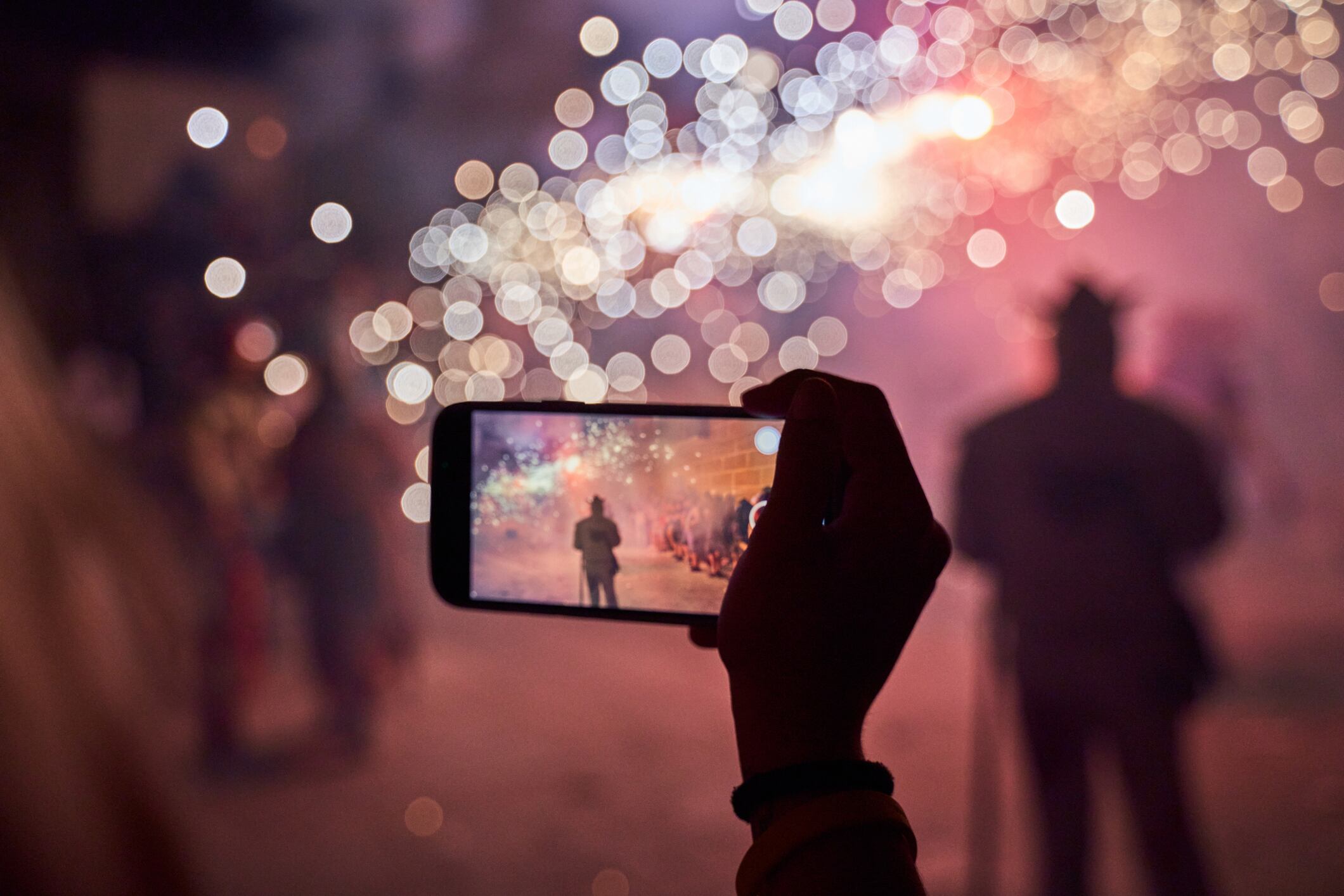 Imagen de referencia de personas tomando una fotografia. Foto: Getty Images