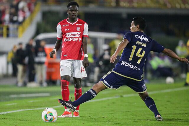 David Macalister Silva (azul) y Johan Torres (rojo). Santa Fe vs. Millonarios. 26 de noviembre de 2024. Foto: Colprensa.