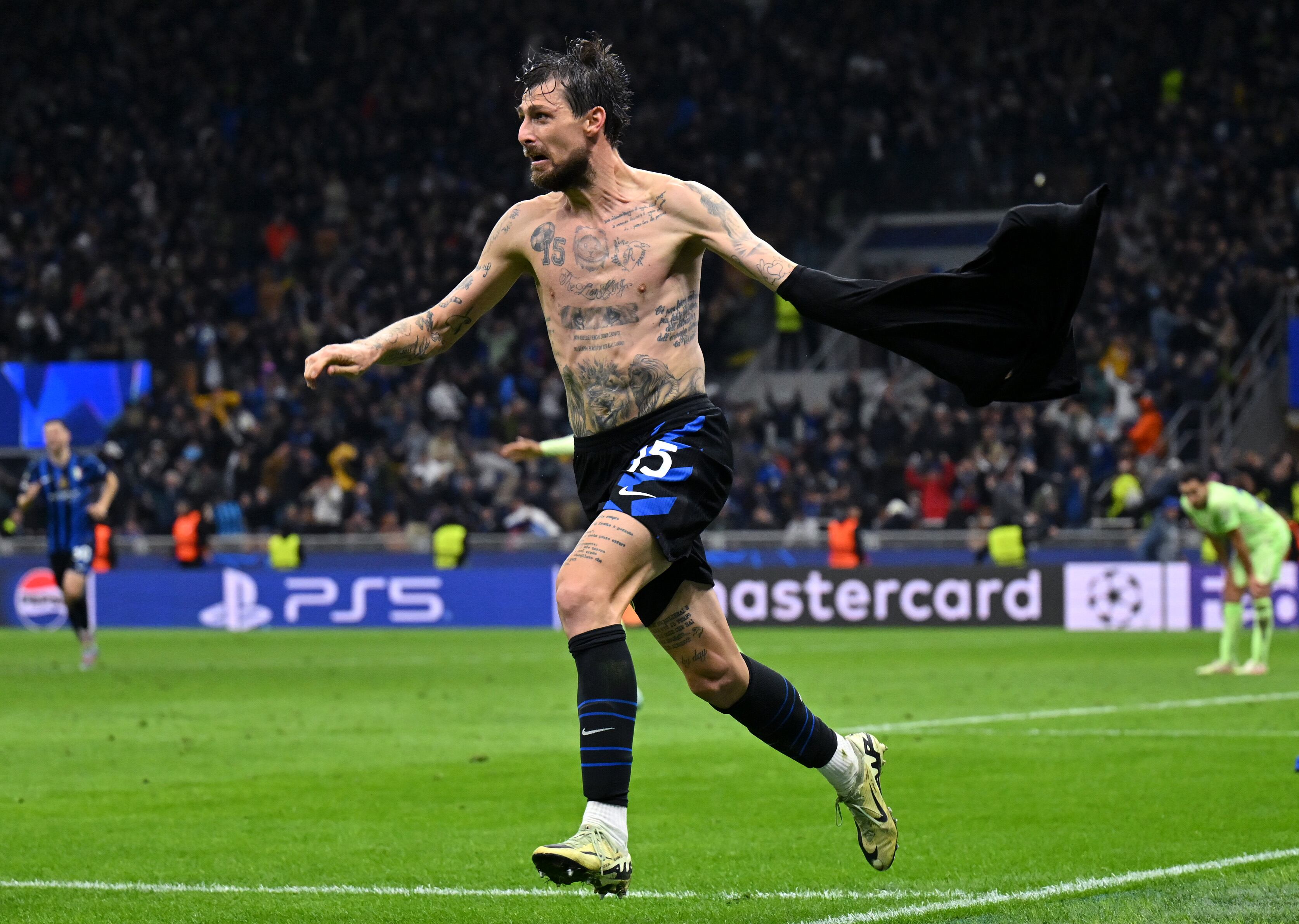 Francesco Acerbi del Inter de Milán anota el empate de la serie 3-3 ante el FC Barcelona por Champions League. FOTO: Dan Mullan/Getty Images