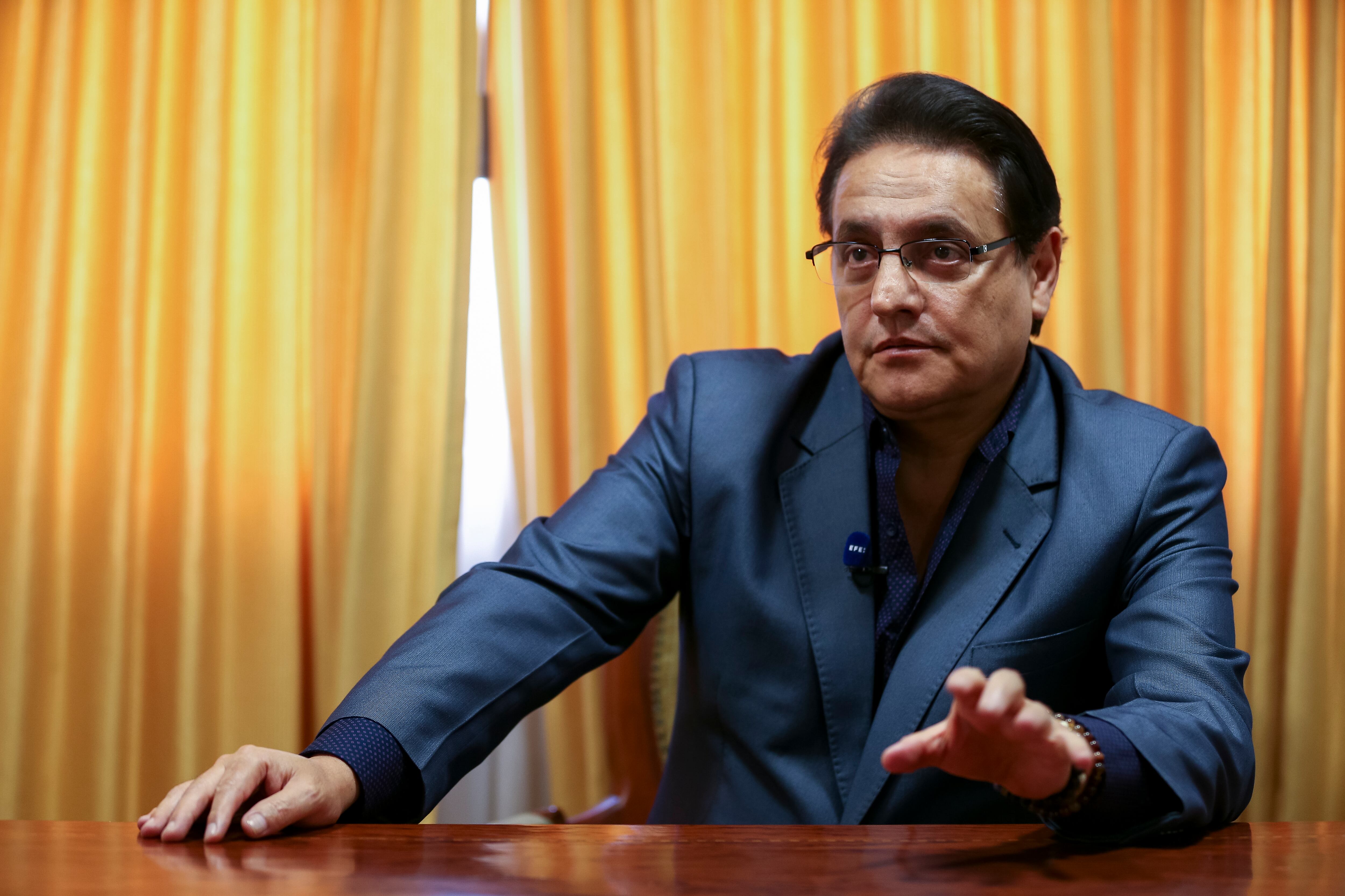 AME1564. QUITO (ECUADOR), 25/05/2023.- Fotografía de archivo fechada el 23 de mayo de 2023 que muestra al entonces precandidato presidencial Fernando Villavicencio, durante una entrevista con EFE en Quito (Ecuador). Las elecciones generales extraordinarias de Ecuador que tendrán lugar el próximo domingo pasarán a la historia por el asesinato del candidato presidencial Fernando Villavicencio, el "irremplazable", como le llaman ahora sus seguidores, víctima de un atentado ocurrido el pasado miércoles, cuando fue acribillado a la salida de un mitin en Quito. EFE/ José Jácome /ARCHIVO