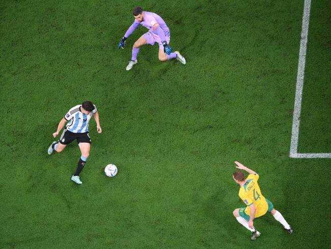 Julián Álvarez, Mathew Ryan y Kye Rowles. Foto: Laurence Griffiths / Getty Images