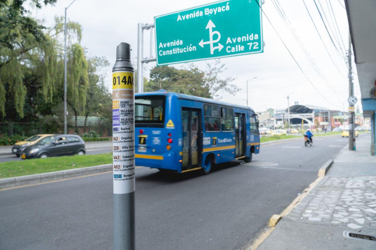 Adhesivos en paraderos del STIP. Foto: Alcaldía de Bogotá