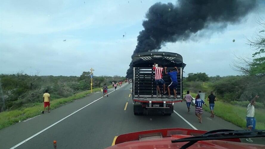 Ruta del Sol II salió al paso de los cuestionamientos sobre el tiempo de respuesta para atender el volcamiento de vehículo cargado de combustible.. Foto: Colprensa