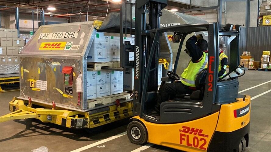 Llegó a Colombia un nuevo lote de vacunas contra el COVID-19 del laboratorio de Pfizer. Foto: Twitter Ministerio de Salud