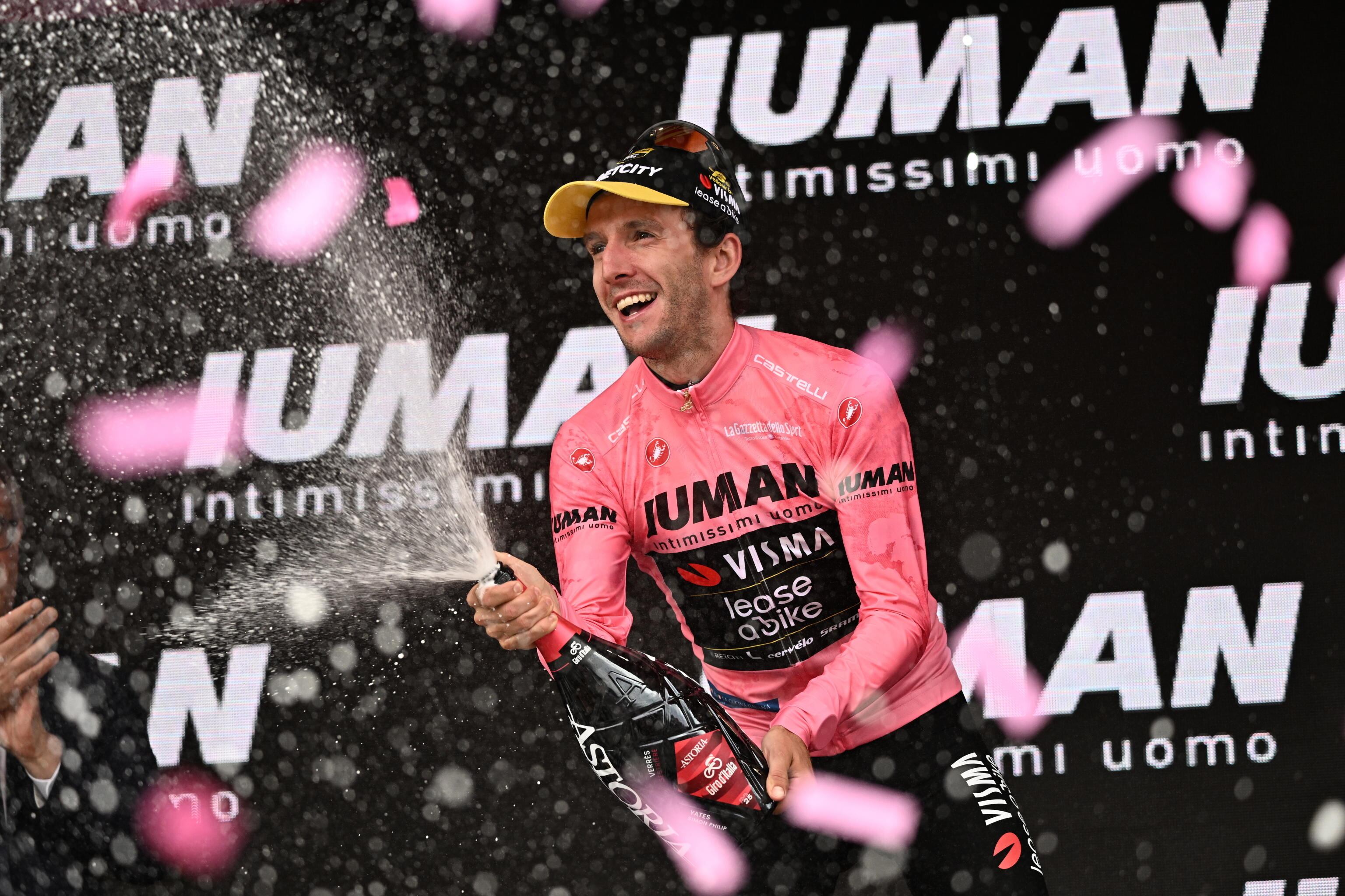 FOTODELDÍA Sestriere (Italia), 31/05/2025.- El ciclista británico Simon Philip Yates, del equipo Visma | Lease a Bike, celebra en el podio con la maglia rosa de líder de la general tras la 20.ª etapa del Giro de Italia, de 205 km, entre Verres y Sestriere, este sábado.-EFE/ Luca Zennaro