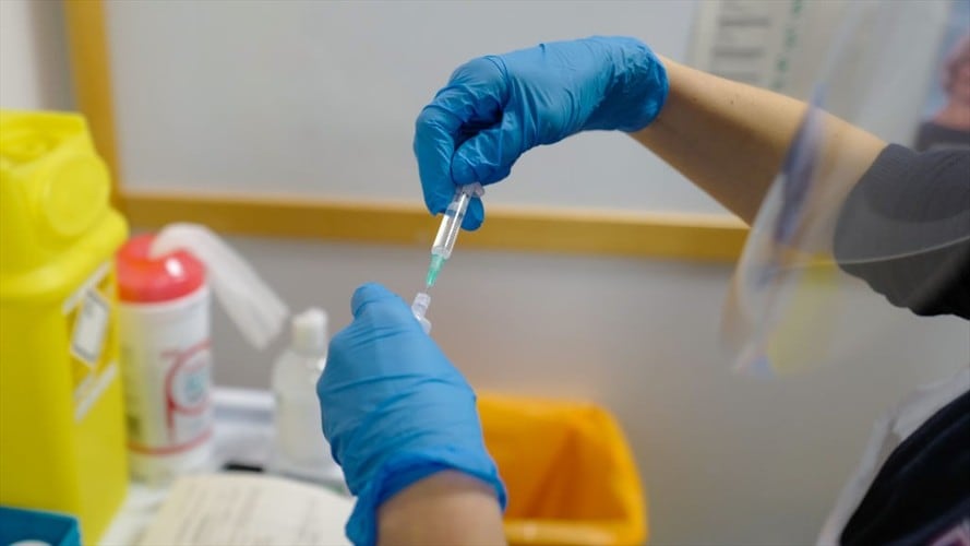 La priorización es hacia las personas que tienen más riesgo de contagiarse y las personas que más riesgo tienen si se contagian: Carlos Álvarez. Foto: Getty Images