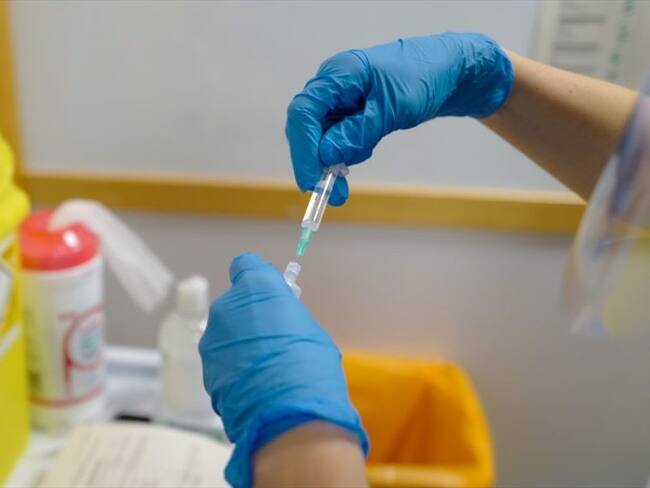 La priorización es hacia las personas que tienen más riesgo de contagiarse y las personas que más riesgo tienen si se contagian: Carlos Álvarez. Foto: Getty Images