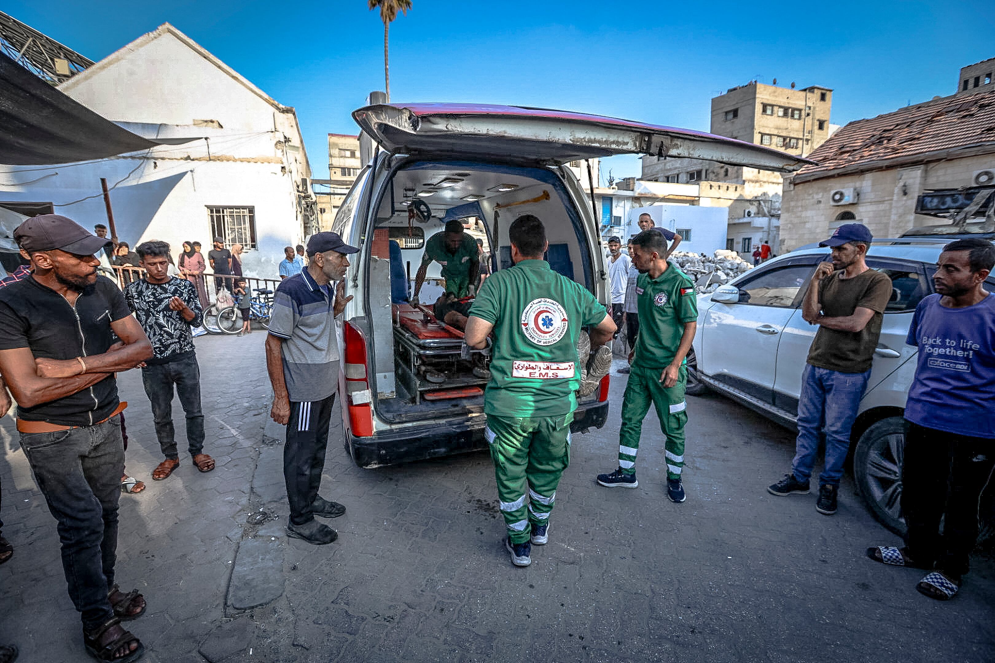 Palestinos heridos. Foto: HAMZA QRAIQEA/Middle East Images/AFP via Getty Images.        