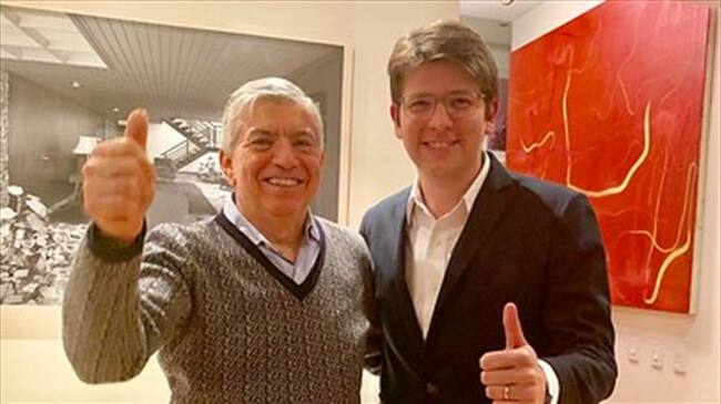Uribe Turbay posa con Gaviria, presidente del Partido Liberal, uno de los avales que lo respaldan a la alcaldía de Bogotá. Foto: Colprensa