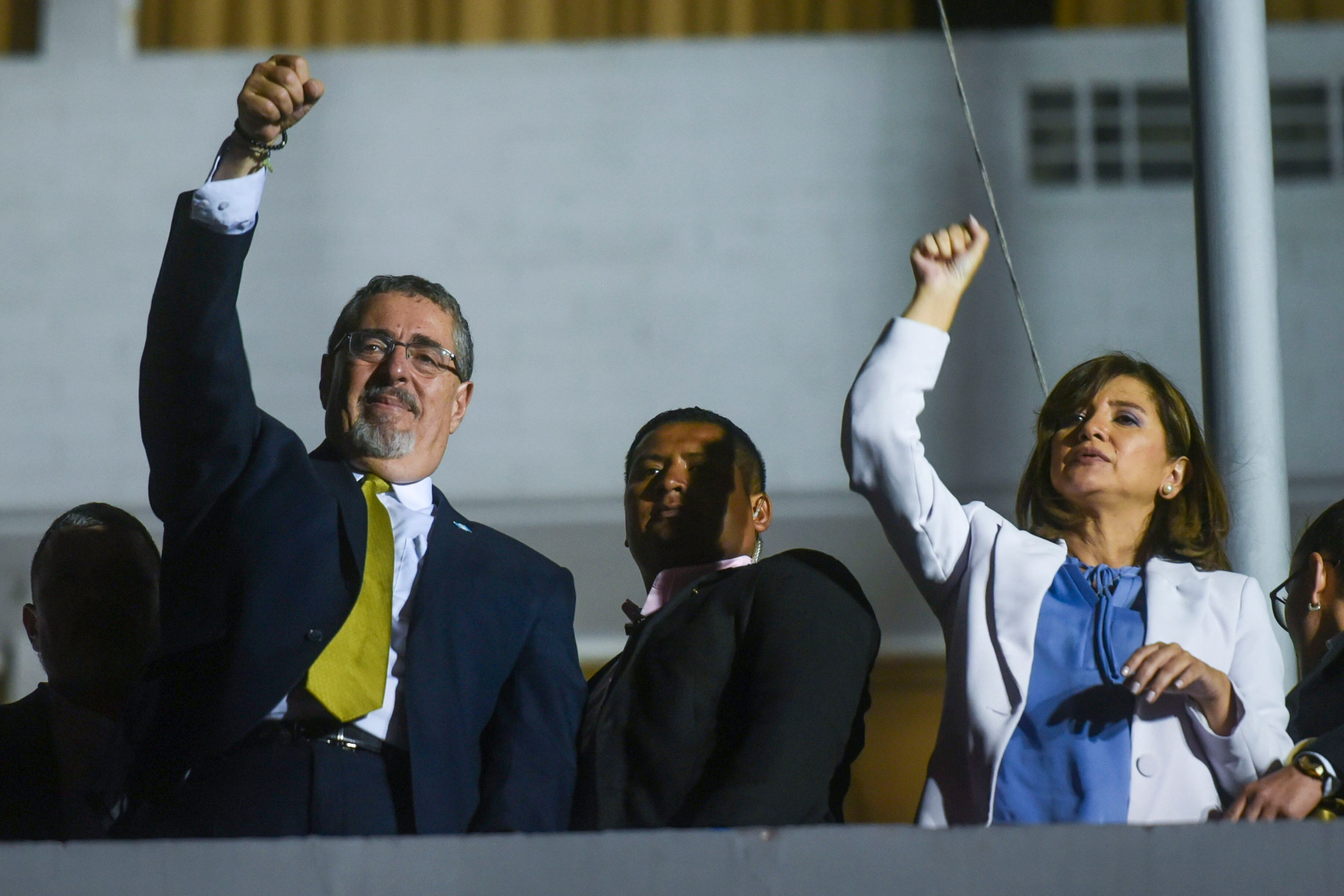 El presidente electo de Guatemala, Bernardo Arévalo, junto a la vicepresidenta Karin Herrera en Ciudad de Guatemala (Guatemala). Foto: EFE/ Esteban Biba