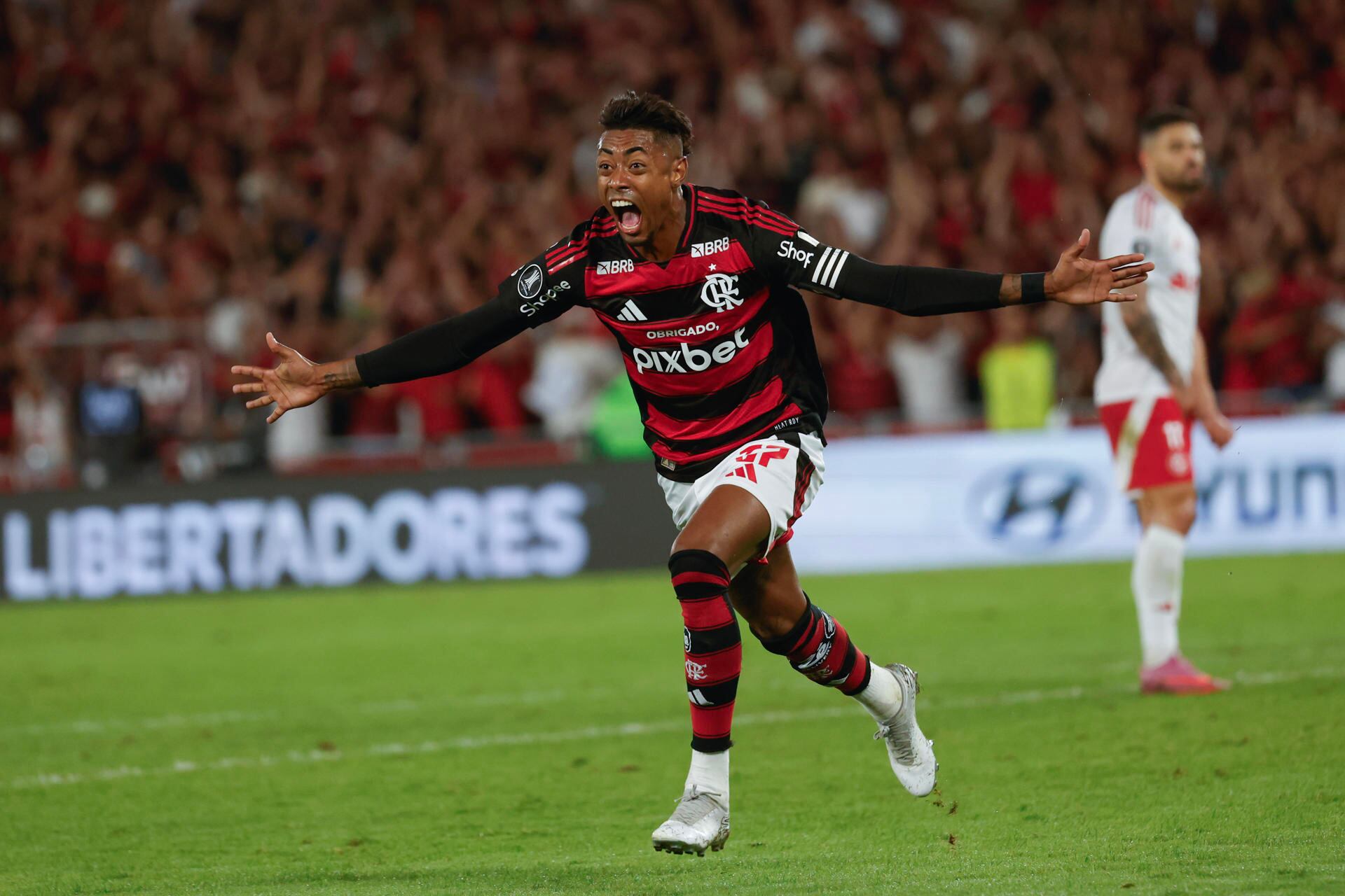 AMDEP410. RÍO DE JANEIRO (BRASIL), 13/08/2025.- Bruno Henrique de Flamengo celebra su gol este miércoles, durante un partido de octavos de final de la Copa Libertadores entre Flamengo e Internacional en el estadio Maracaná en Río de Janeiro (Brasil). EFE/ Antonio Lacerda