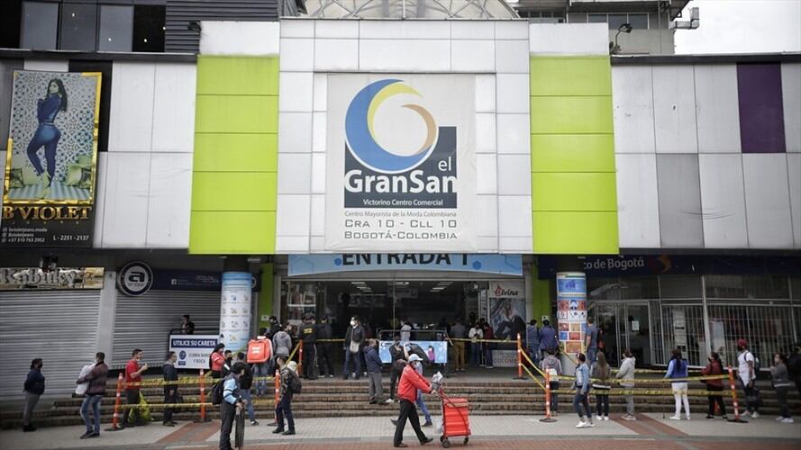 Comerciantes de San Victorino piden no adoptar medidas restrictivas por aumento de casos. Foto: Colprensa / SERGIO ACERO