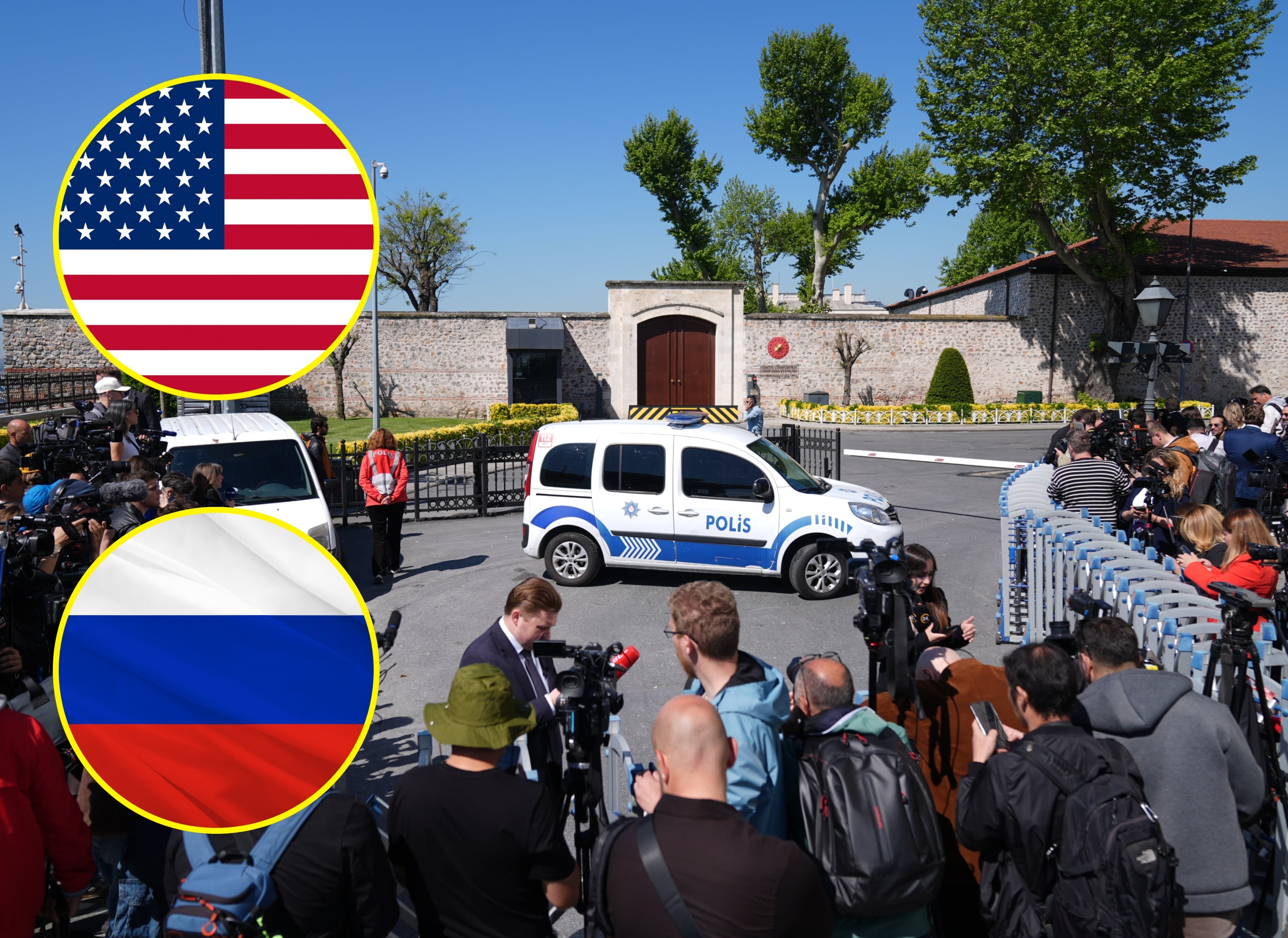 Miembros de prensa esperan a las afueras de la casa presidencial Dolmabahce en Turquía, a la espera del inicio de conversaciones ruso-ucranianas. FOTO: Hakan Akgun/Anadolu via Getty Images