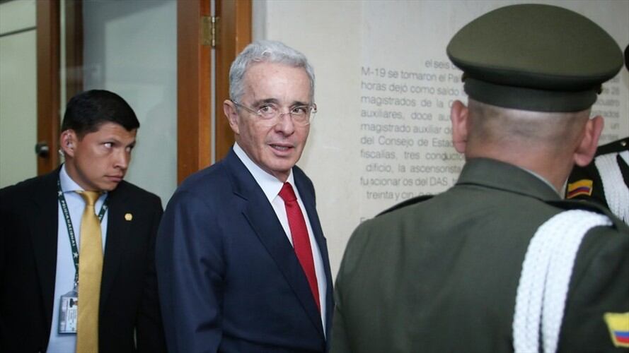 El próximo 6 de abril, la Fiscalía General de la Nación pedirá precluir la investigación contra Álvaro Uribe. Foto: Colprensa / CAMILA DÍAZ
