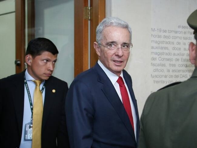 El próximo 6 de abril, la Fiscalía General de la Nación pedirá precluir la investigación contra Álvaro Uribe. Foto: Colprensa / CAMILA DÍAZ