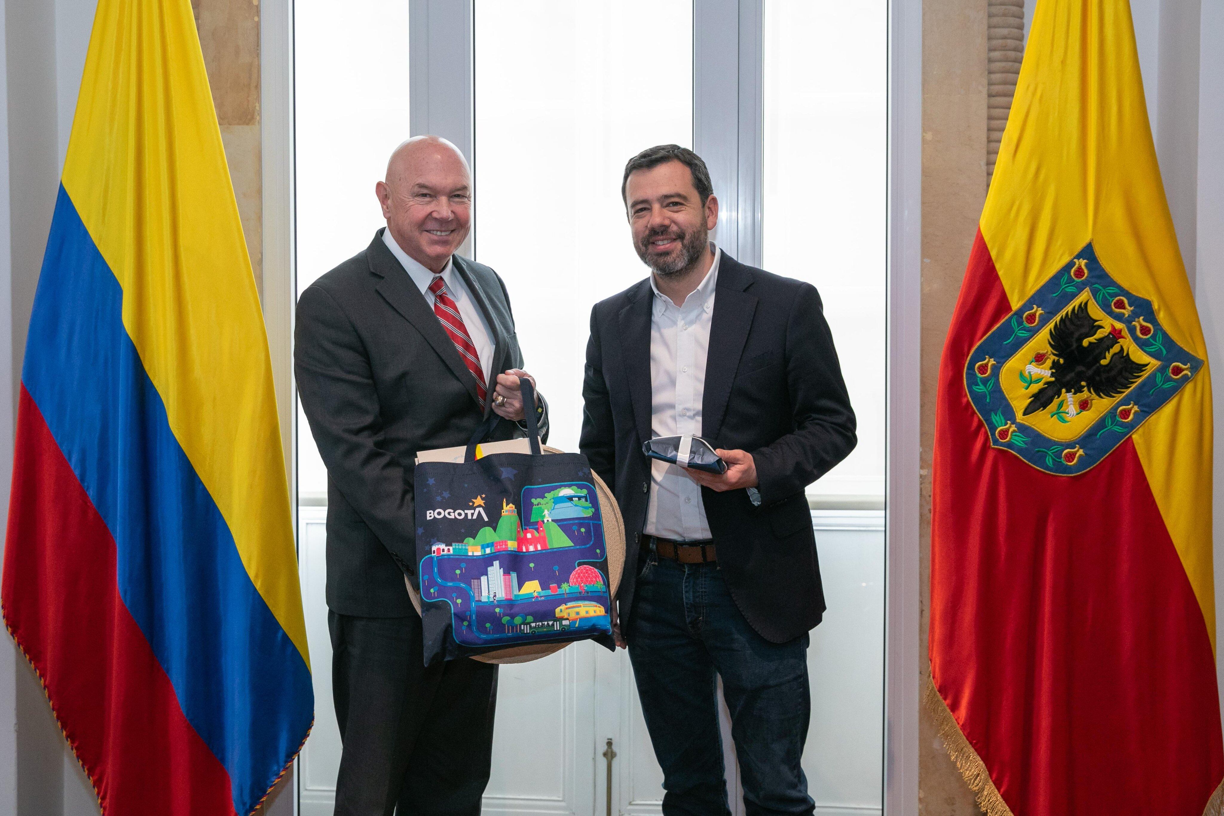 El alcalde Carlos Fernando Galán, en reunión con el encargado de Negocios de Estados Unidos en Bogotá, John McNamara. Foto: Alcaldía de Bogotá.
