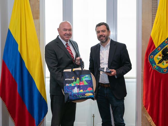 El alcalde Carlos Fernando Galán, en reunión con el encargado de Negocios de Estados Unidos en Bogotá, John McNamara. Foto: Alcaldía de Bogotá.