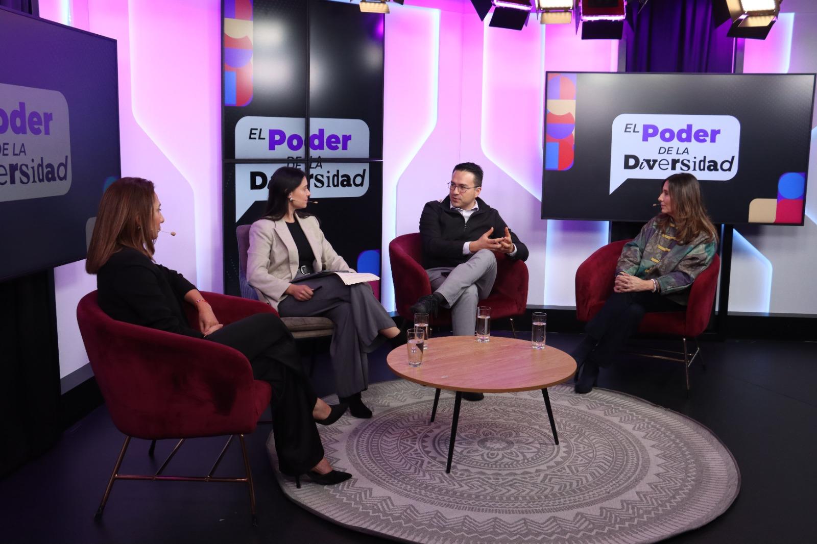 Carolina Mejía Díaz, asesora del Viceministerio de las Mujeres del Ministerio de Igualdad y Equidad, Martha Castaño, gerente corporativa de Talento Humano de Colsubsidio y Rafael Arias, gerente de Educación y Empleo de la Fundación Corona en conversación con Laura Hoyos | Foto: W Radio