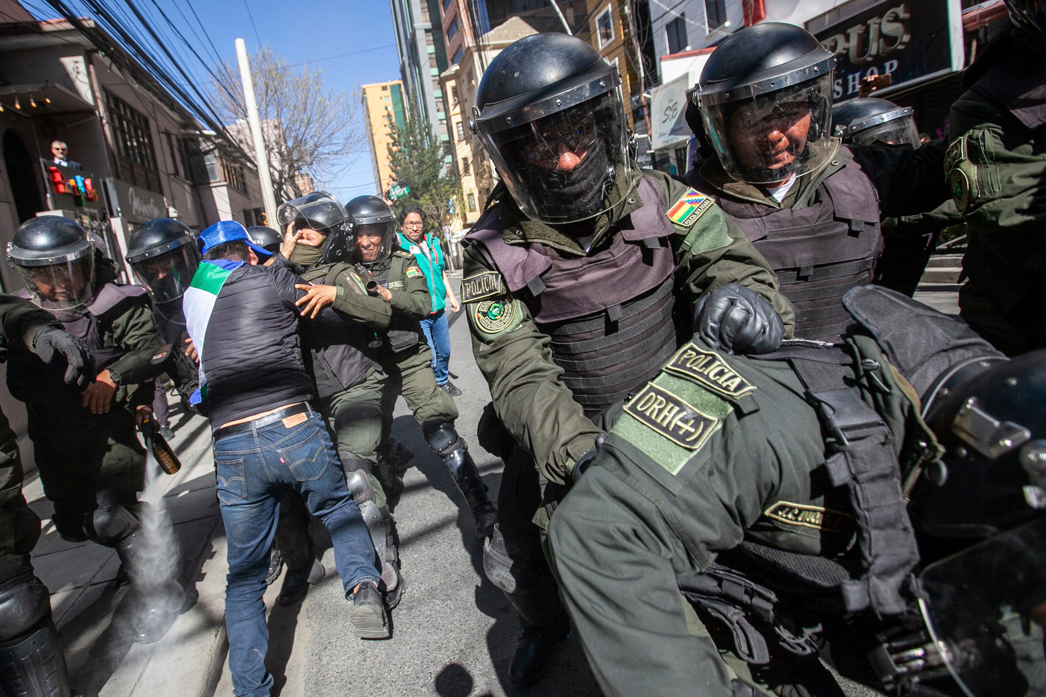 Policía se enfrentan con seguidores del expresidente de Bolivia Evo Morales. Foto: EFE/ Esteban Biba.