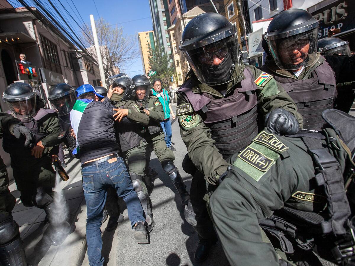 Seguidores de Evo Morales tuvieron enfrentamiento con la Policía a la entrada de la sede electoral