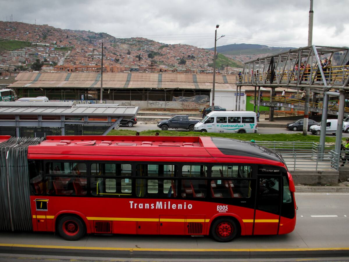 Video: encapuchados piden a usuarios en TransMilenio no pagar pasaje y colarse por aumento de tarifa