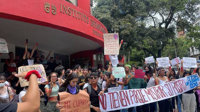Las jóvenes aseguran que guardaron silencio por temor a represalias de los docentes, uno de ellos con más de 20 años de trayectoria en la institución. Foto: W Radio.