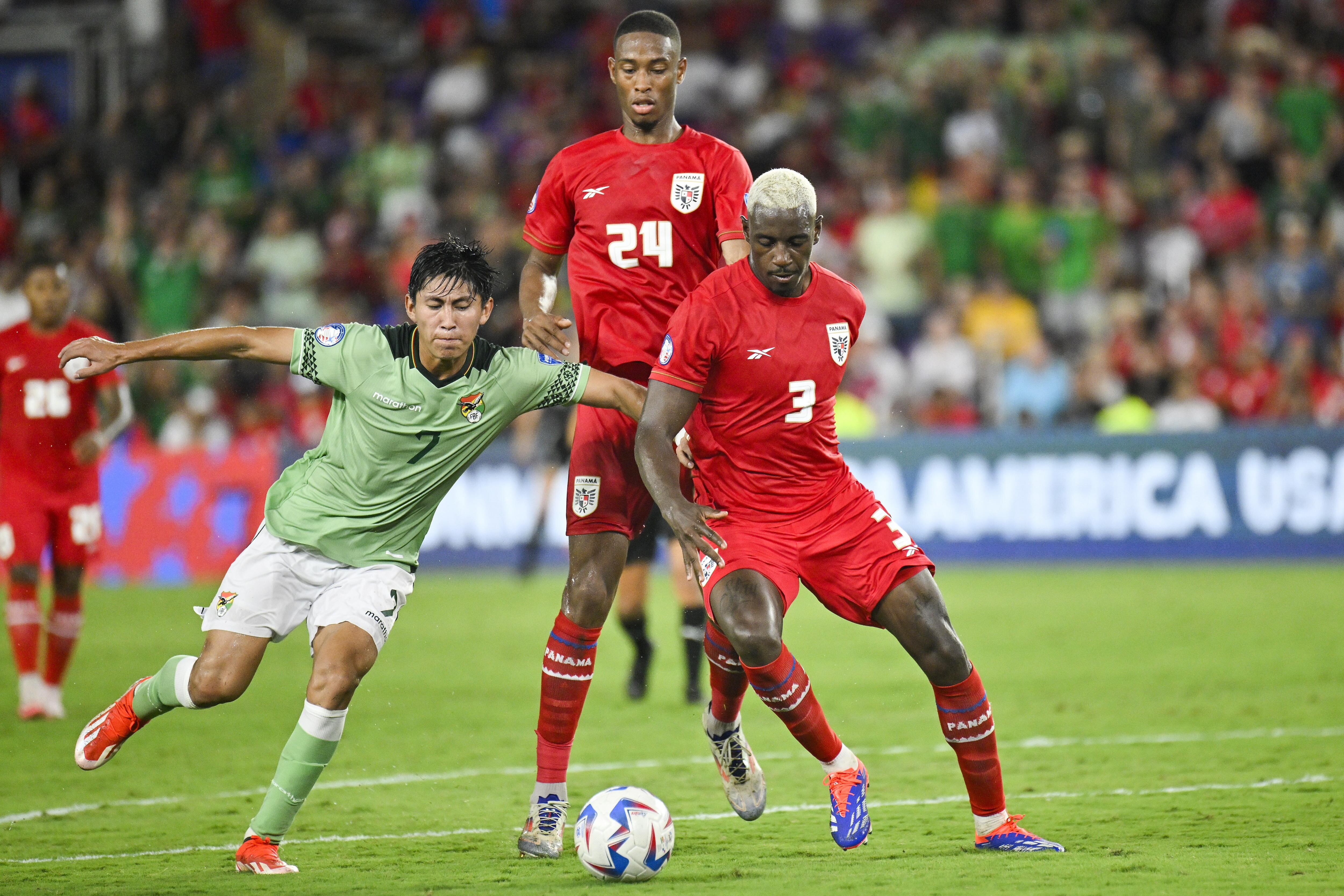 Orlando (United States), 02/07/2024.- Bolivia midfielder Miguel Terceros (L) and Jose Cordoba of Panama (R) battle for the ball as Edgardo Farina of Panama (C) looks on during the second half of the CONMEBOL Copa America 2024 group C match between Bolivia and Panama, in Orlando, Florida, United States, 01 July 2024. (Estados Unidos) EFE/EPA/MIGUEL RODRIGUEZ