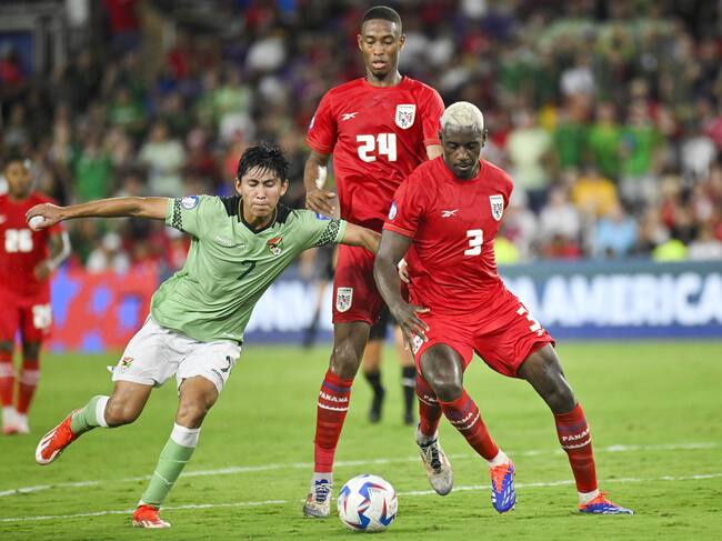 Orlando (United States), 02/07/2024.- Bolivia midfielder Miguel Terceros (L) and Jose Cordoba of Panama (R) battle for the ball as Edgardo Farina of Panama (C) looks on during the second half of the CONMEBOL Copa America 2024 group C match between Bolivia and Panama, in Orlando, Florida, United States, 01 July 2024. (Estados Unidos) EFE/EPA/MIGUEL RODRIGUEZ