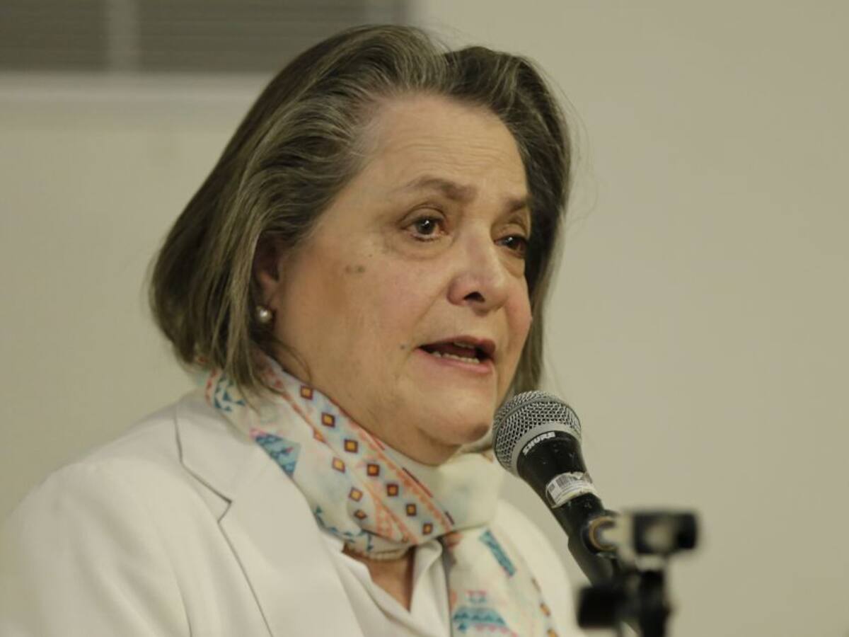 Clara López dijo sentirse “defraudada” por varios partidos, frente a la tributaria