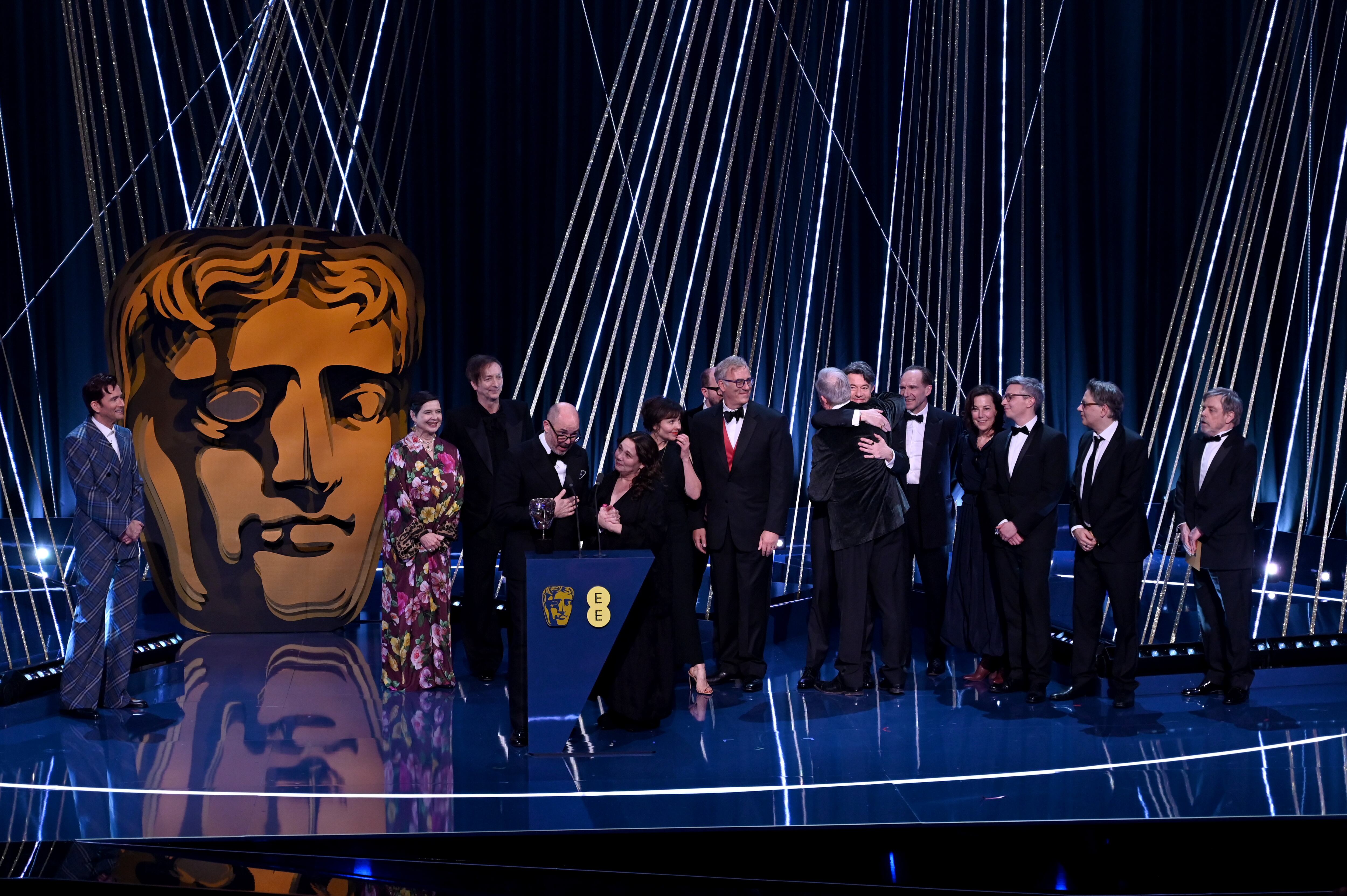 LONDRES, INGLATERRA - 16 DE FEBRERO: (De izquierda a derecha) El reparto y el equipo de 'Conclave' aceptan el premio a Mejor Película en el escenario de los EE BAFTA Film Awards de 2025. Getty Images
