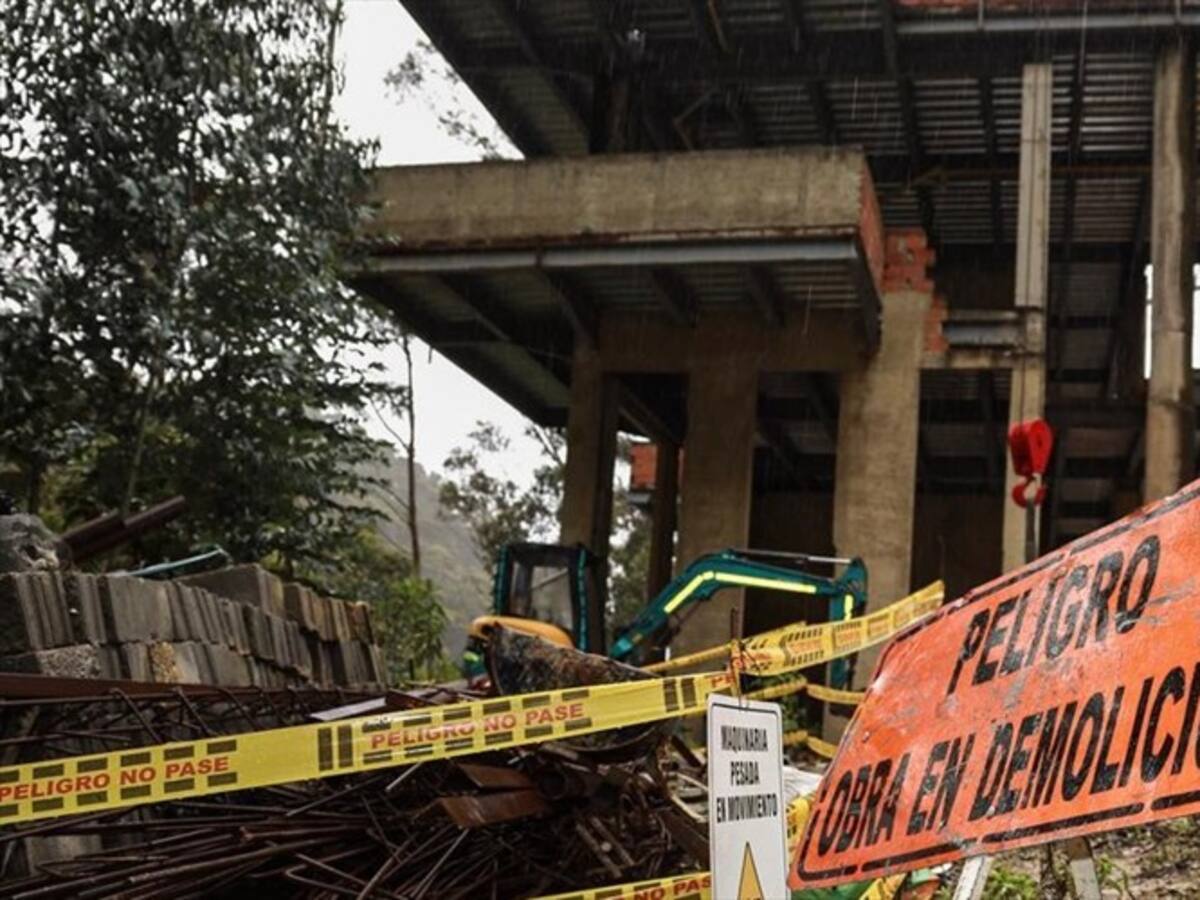 Inició demolición de lujosas mansiones en cerros de Bogotá