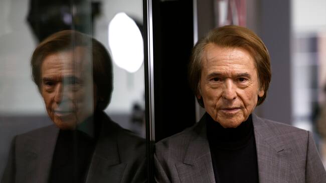 MADRID, 26/12/2024.- Fotografía de Archivo, tomada el 22/11/2024, del cantante Raphael, que padece un linfoma cerebral, según el parte medico del Hospital 12 de Octubre facilitado a EFE por su oficina de representación, en el que se explica que el artista ya recibe un tratamiento específico y recibirá el alta en los próximos días. EFE/Archivo/Javier Lizón