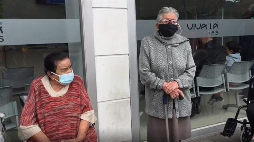 El secretario explicó que, en el caso de las filas registradas este viernes en Chapinero, se debió a un error de Nueva EPS en el envío de mensajes de texto que resultaron confusos. Foto: Captura de video / Cortesía: Karen Bohórquez