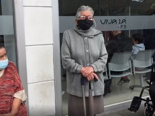 El secretario explicó que, en el caso de las filas registradas este viernes en Chapinero, se debió a un error de Nueva EPS en el envío de mensajes de texto que resultaron confusos. Foto: Captura de video / Cortesía: Karen Bohórquez