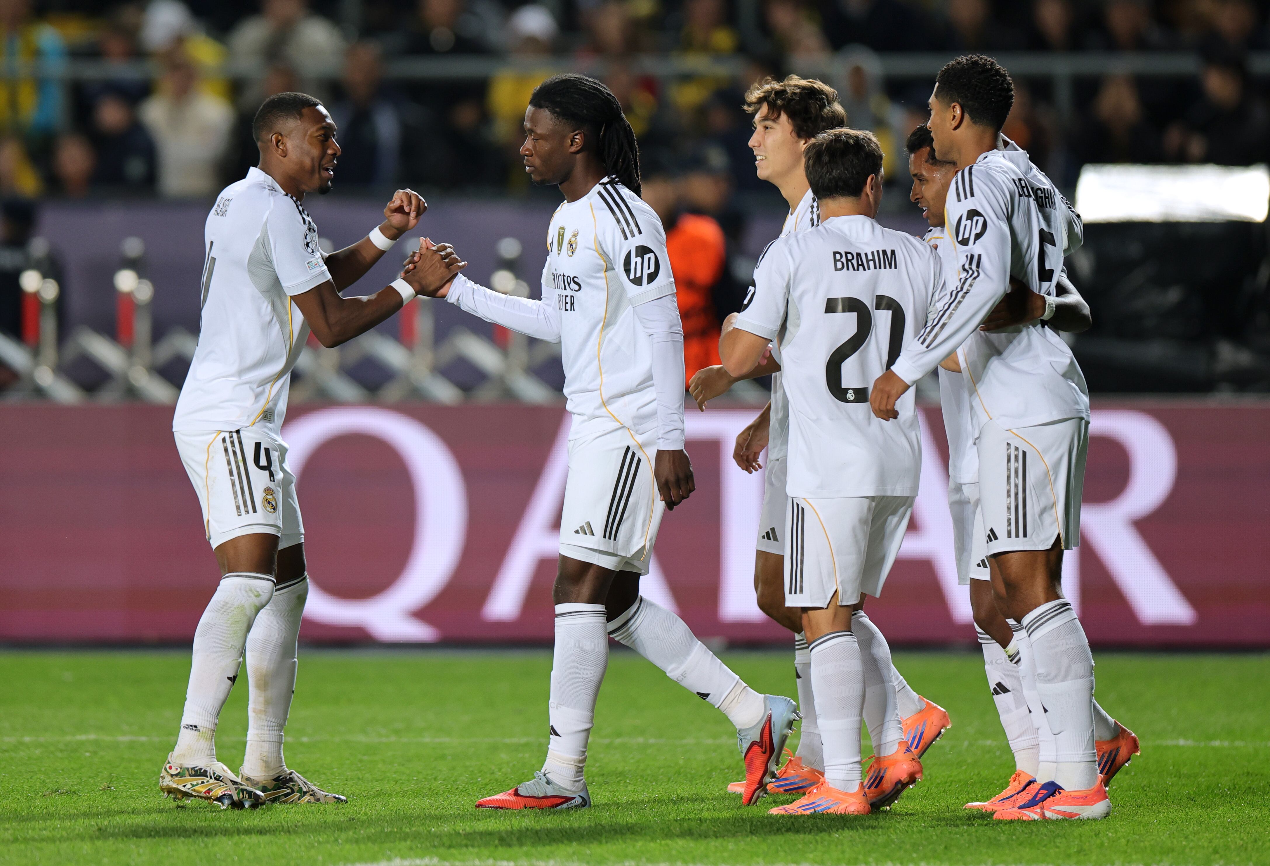 Jugadores del Real Madrid celebran un gol ante el Kairat Almaty en Champions League. FOTO: Neville Hopwood - UEFA/UEFA vía Getty Images