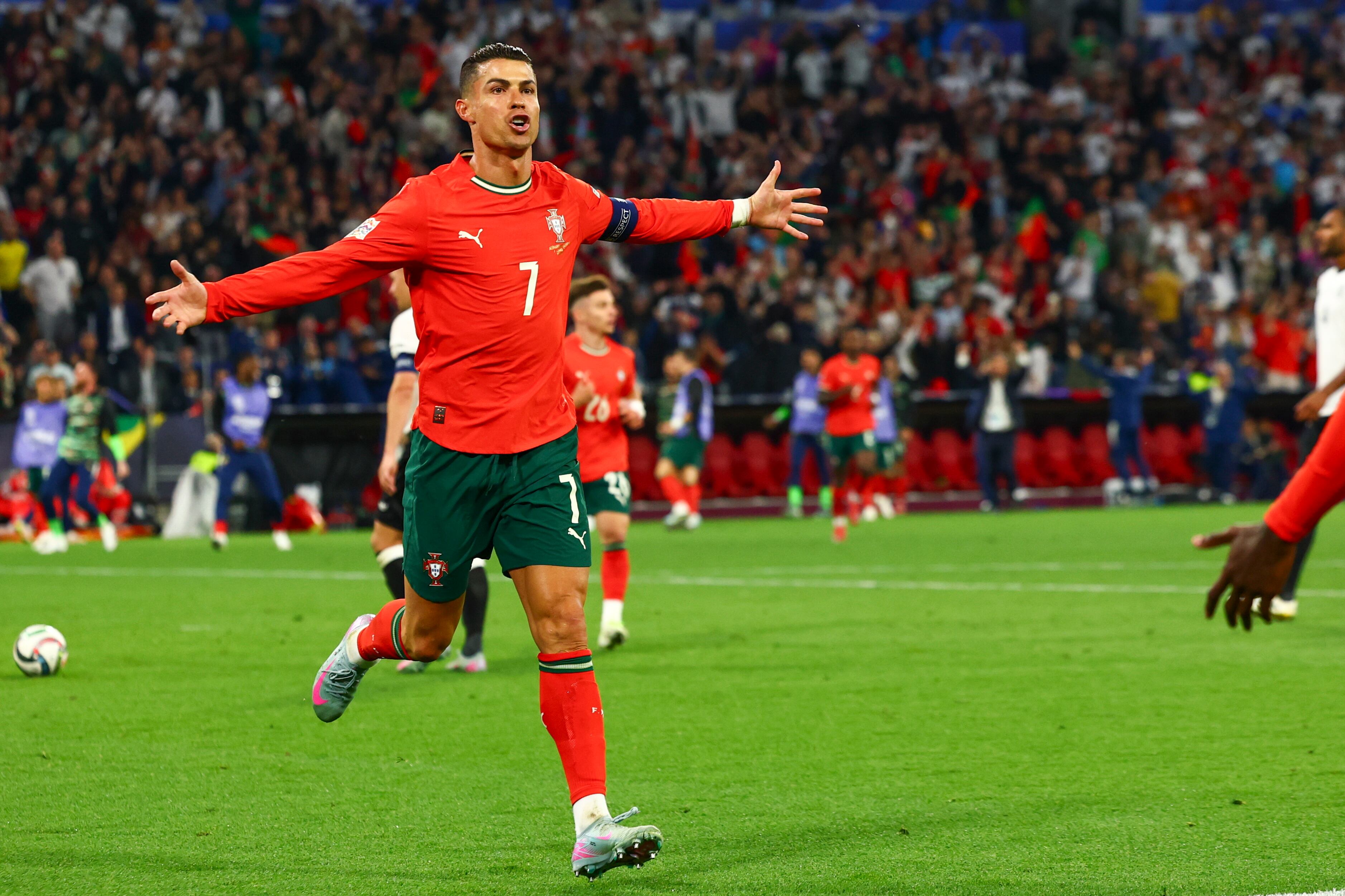 Cristiano Ronaldo de Portugal celebra su gol 2-1 ante Alemania en la semifinal de la Nations League. FOTO: EFE/EPA/ANNA SZILAGYI
